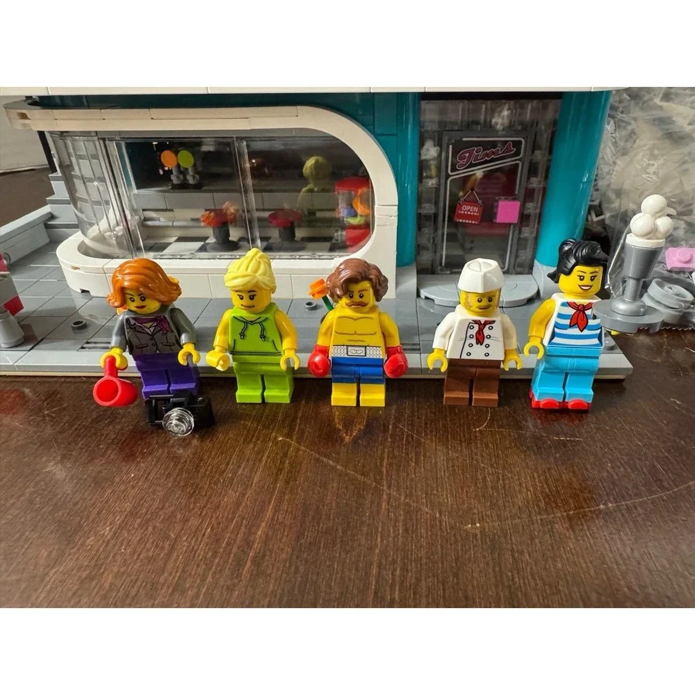 LEGO 10260 Creator Expert Downtown Diner 99% Complete with All Minifigures & Box